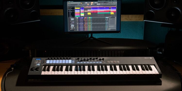 Novation расширяет серию MIDI-клавиатур FLkey для FL Studio двумя новыми моделями на 49 и 61 клавишу